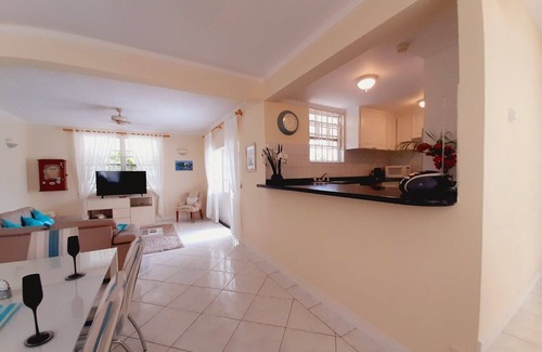 Lascelles Villa | Beautiful semi-detached villa, 5 minute walk to the beach