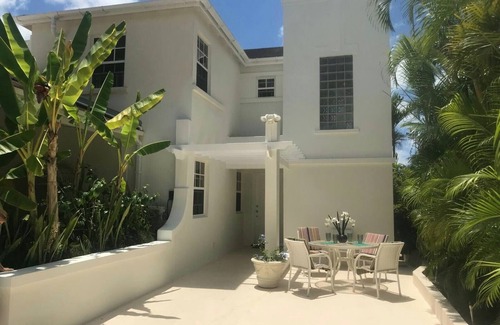 Lascelles Villa | Beautiful semi-detached villa, 5 minute walk to the beach