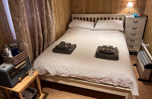 Chackmore House | Beautiful Shepherds Hut, with private garden