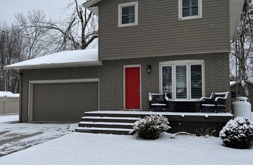 Turkey Point Cottage | Beautiful Shores of Lake Erie. 2 minutes to the beach.