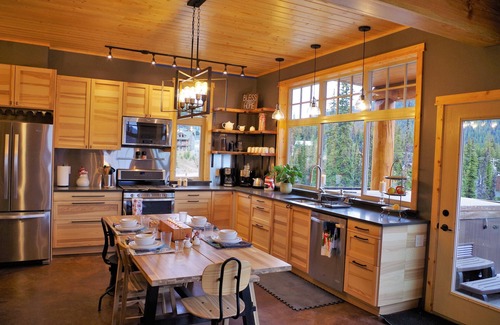 Okanagan-Similkameen Ski Chalet | Beautiful Ski-in/Ski-out Chalet on Grandfathers Trail with Sweeping View