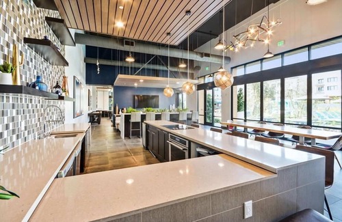 Menlo Park Apartment | Beautiful Sky Lounge! Bayfront w/Full-sized Washer/Dryer | nr Shopping