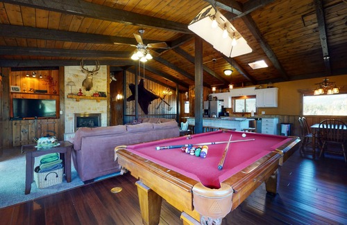 Ponderosa Pines Cabin | Beautiful South Fork home w/private deck & hot tub, full kitchen, and free WiFi