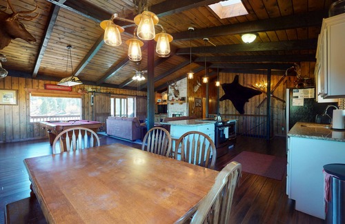 Ponderosa Pines Cabin | Beautiful South Fork home w/private deck & hot tub, full kitchen, and free WiFi