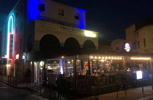 Pont-Saint-Esprit Bed & Breakfast | Beautiful spacious room and bar restaurant