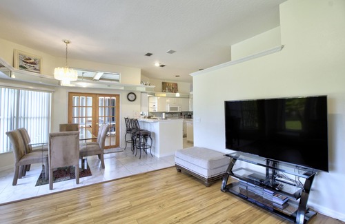West Melbourne House | BEAUTIFUL & SPACIOUS 3 BEDROOMS HOME WITH LAKE VIEW