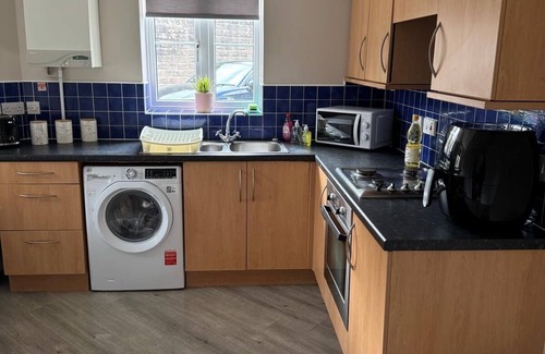 Bingley House | Beautiful & Spacious 2 Bed House, Sleeps 5: Easy access to Leeds & Bradford