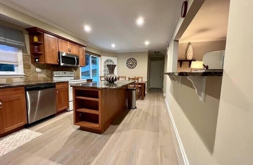 Stamford House | Beautiful & Spacious home in Downtown Stamford CT! 40 min to NYC!