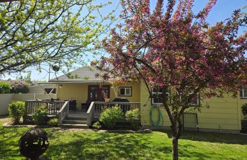 Emmett House | Beautiful spacious home in the heart of emmett