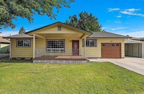 Emmett House | Beautiful spacious home in the heart of emmett
