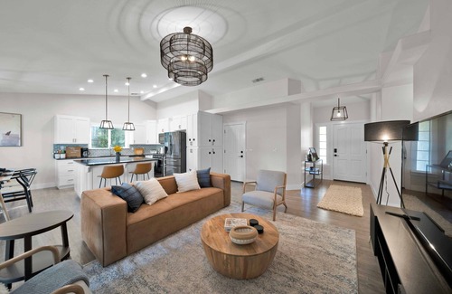 Redding House | BEAUTIFUL & SPACIOUS | HUGE BACKYARD | POOL | HAMMOCK | EV CHARGER | INDOOR FIRE