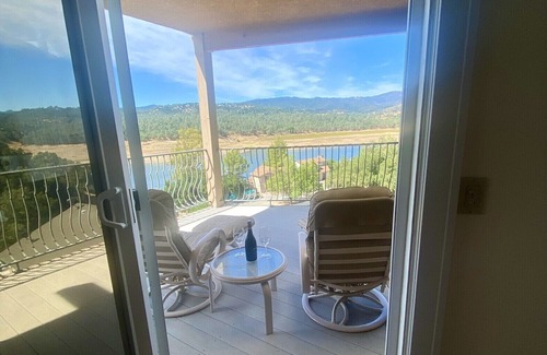 Oak Shores House | Beautiful Spacious Lake View Home in Oak Shores