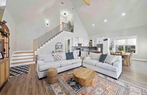 Quail Ridge House | Beautiful Spacious New Lakefront Home