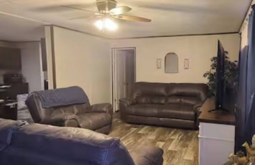 Brownsville House | Beautiful, spacious, home perfect for a quiet getaway & all your comfort needs.