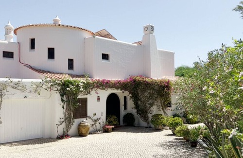 Lagoa e Carvoeiro Villa | Beautiful Spacious, Villa With Large Salt Water Pool Near To Praia Marinha Beach