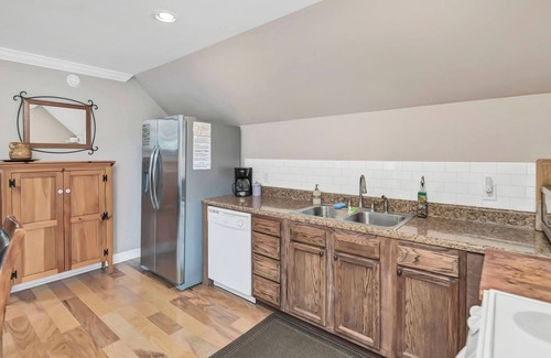 Lexington House | Beautiful & Spacious with Hot Tub, Game Room & More. Large Yard Near the Dam!
