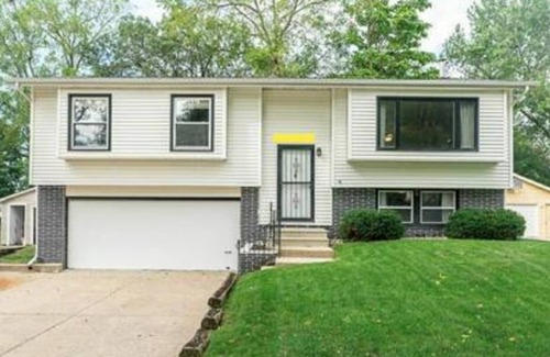 Cedar Rapids - Iowa City House | Beautiful Split-level home NE Cedar Rapids