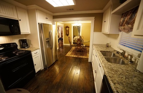 Sanger House | Beautiful Storybook Cottage Style Rustic Home Next To I-35 Easy Access!