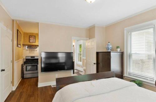 New Haven Apartment | Beautiful Studio Apartment in Historic House
