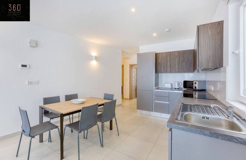 Pieta Apartment | Beautiful, stunning 3BR home, opposite the harbour