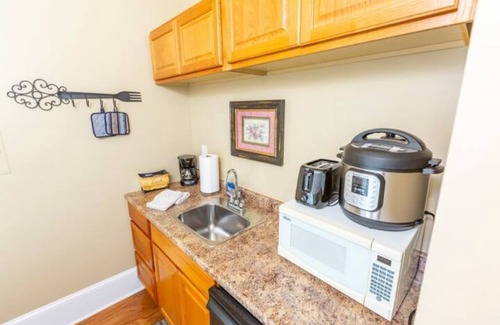Glendale Apartment | Beautiful Suite 1/1 Historical Glendale. Wi-Fi
