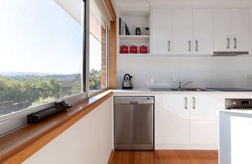 West Launceston House | Beautiful & Sunny Home: Close to the CBD & Gorge
