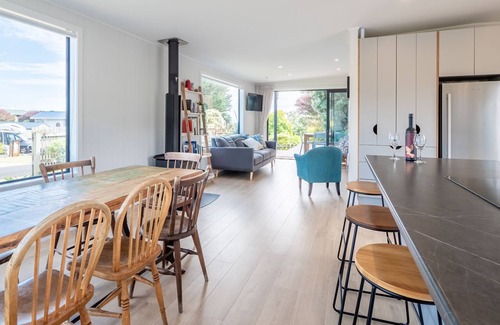 Pohara House | Beautiful sunny home close to the beach