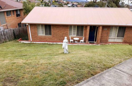 Lenah Valley Apartment | Beautiful Sunny house, 10 mins from Hobart City