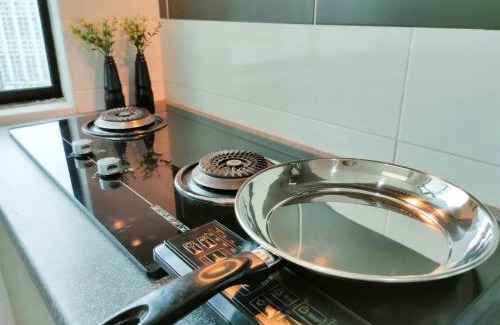 Taman Bukit Mewah Apartment | Beautiful sunset beside Paradigm Mall 14 pax