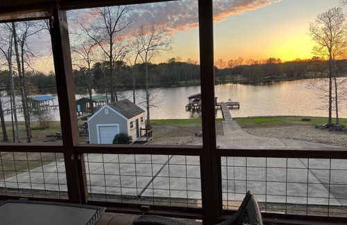 Centre House | Beautiful sunsets on Weiss Lake. Water front with large private dock