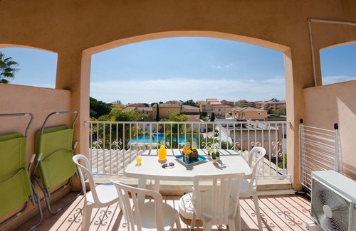 La Londe-les-Maures Apartment | Beautiful T2 Mezzanine 6 p. 250m from the BEACH with HEATED POOL & TENNIS (205)