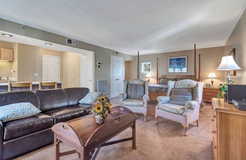 Norwichtown Apartment | Beautiful top floor corner unit. Private entrance.