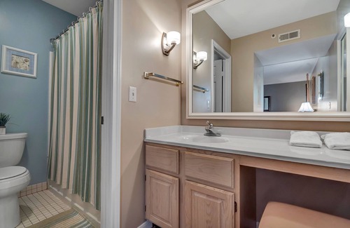 Norwichtown Apartment | Beautiful top floor corner unit. Private entrance.
