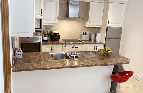 Claddagh House | Beautiful Townhouse, 3DBr-sleeps 6 Adults. Special & Unique in Galway City!