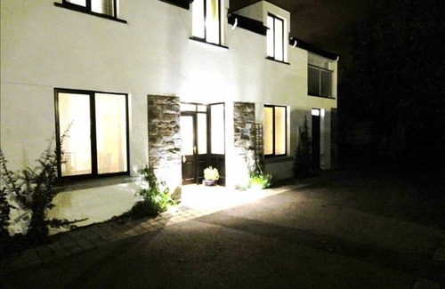 Claddagh House | Beautiful Townhouse, 3DBr-sleeps 6 Adults. Special & Unique in Galway City!