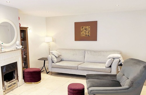 Claddagh House | Beautiful Townhouse, 3DBr-sleeps 6 Adults. Special & Unique in Galway City!