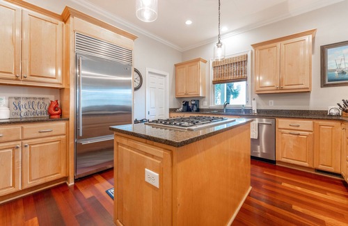 Charleston County House | Beautiful Traditional Home with Private Pool! 5 BR 4 BA