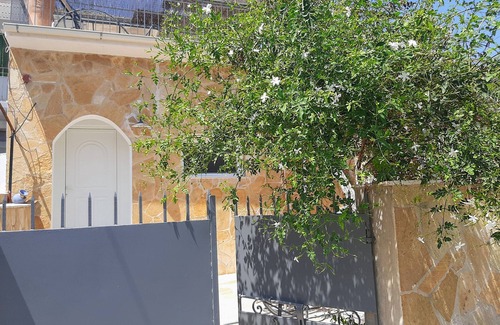 Liapades House | Beautiful, traditional vacation home w. large terrace, quiet & close to the beach-4 pers.