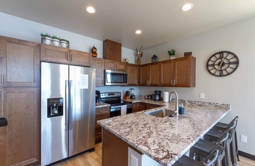 Valley House | Beautiful Triplex Unit With Spectacular Lake View!