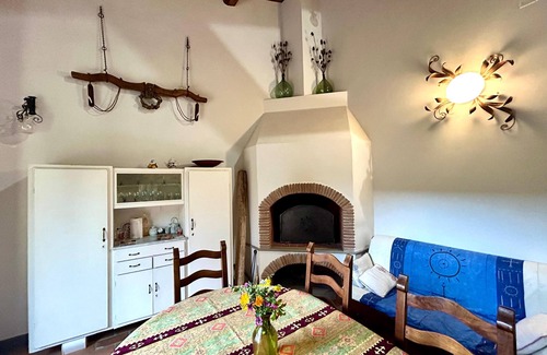 Canneto House | Beautiful Tuscan-style farmhouse surrounded by nature.