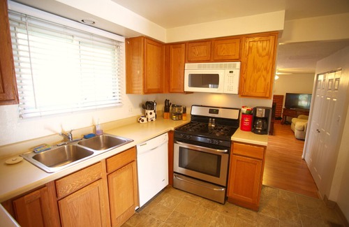 Reno/Tahoe Airport House | BEAUTIFUL TWO LEVEL RENO HOME LOCATED NEAR CONVENTION CENTER AND ATLANTIS CASINO