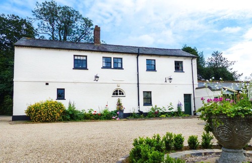 Flecknoe House | Beautiful two storey house set in a charming courtyard