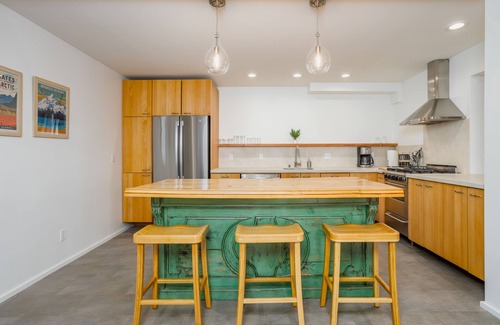 Downtown Anchorage House | Beautiful uniquely designed triplex w/2 hot tubs, ocean views, grill, fireplace