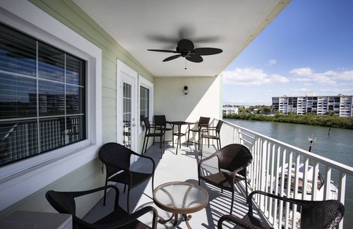 Indian Rocks Beach Condo | Beautiful Updated Luxury Waterfront Condo 2/2, 4 Waterpark Passes, Steps to Gulf