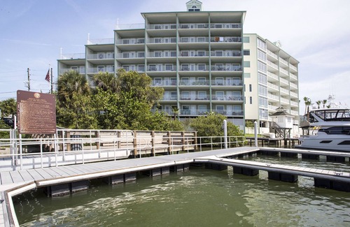 Indian Rocks Beach Condo | Beautiful Updated Luxury Waterfront Condo 2/2, 4 Waterpark Passes, Steps to Gulf