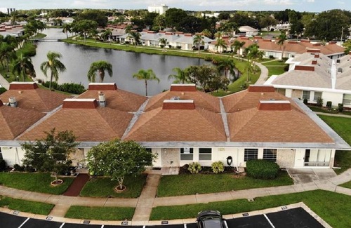 Holiday Condo | Beautiful updated Condo on the Lake