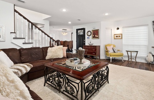 McAllen House | Beautiful, Upscale Townhome in Nth McAllen, Near to Shops and Great Restaurants