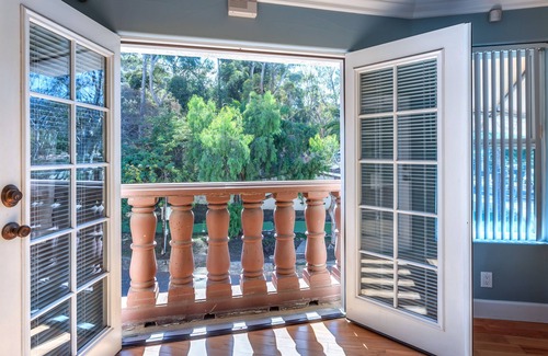 Avalon Villa | Beautiful, Upscale & Unique Tuscan-Style 3 Story With 1 King Bedroom & 2 Baths.