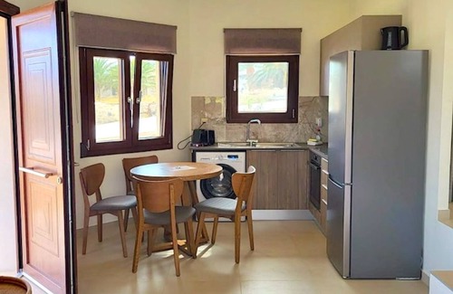 Vigla Apartment | Beautiful vacation apartment with pool right on the beach