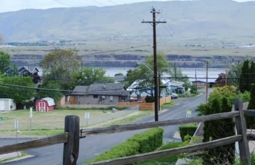The Dalles House | Beautiful view of river and Klickitats